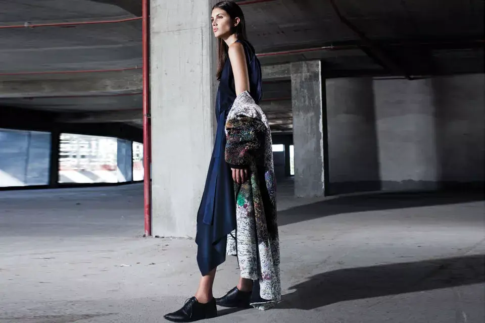 Tapado oversize con estampa de vicente Grondona, vestido de seda y abotinados (JT)