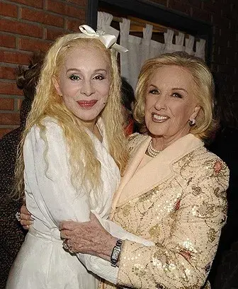 Mirtha Legrand asistió a una función de EVA, El Gran Musical Argentino, y saludó a Nacha Guevara.