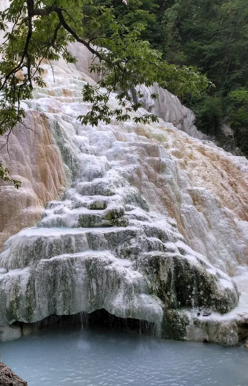 En Bagni di San Filippo la estrella es la Ballena Blanca, una imponente roca de piedra blanca calcárea desde donde caen aguas termales.