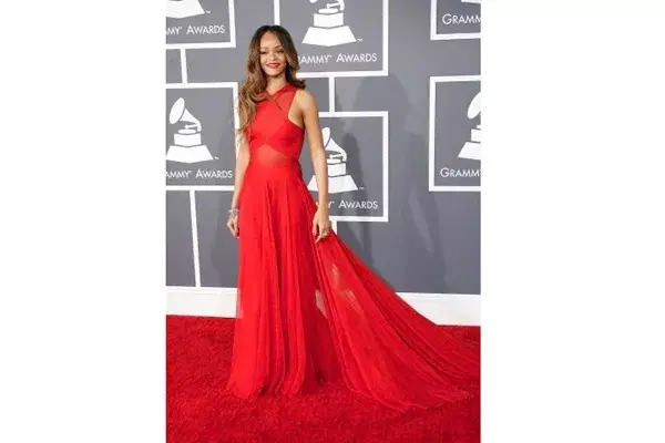 Rihanna usa faja para sus shows y para disimular sus kilitos demás