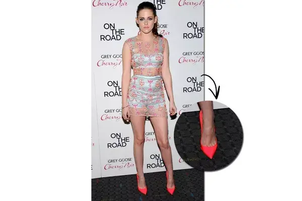 Kristen Stewart se juega por unos tacazos en color coral intenso