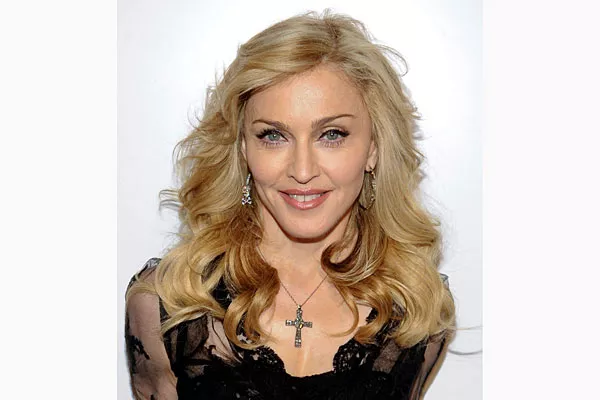 El look que mejor le queda a Madonna, con ondas y hacia el costado