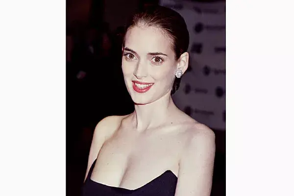 1996. Winona, con el pelo bien corto y peinado hacia atrás