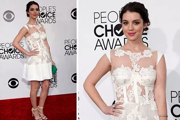 Adelaide Kane, con un modelo muy sexy, bordado y con transparencias