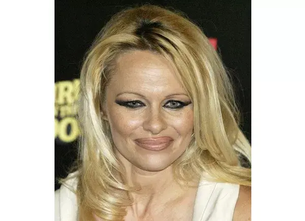 ¿Qué tomó Pamela Anderson cuando se puso el delineador tanto en los ojos como en los labios?