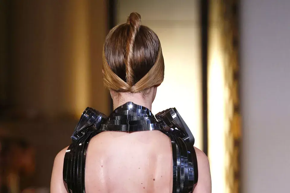 Un recogido simétrico por  Iris Van Herpen