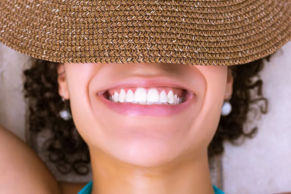 La técnica de blanqueamiento dental es furor; se utiliza para rejuvenecer la sonrisa, borrar manchas y darles un aspecto renovado a los dientes. Foto: Canva