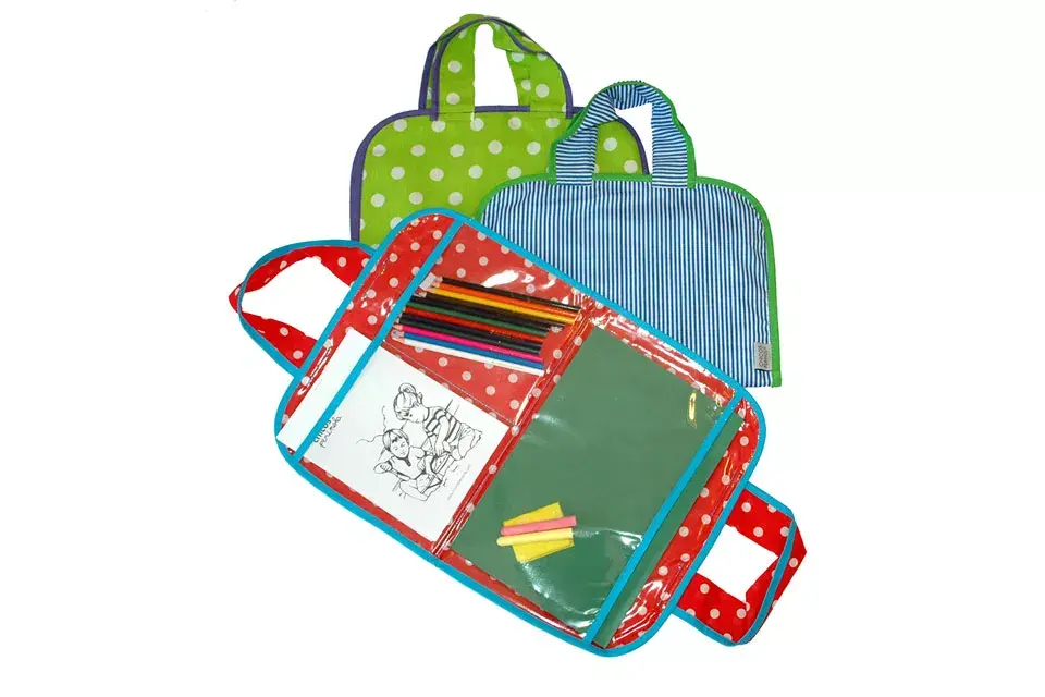 Bolsas pizarra(Variopinta Objetos, $84), buenísimas para llevar las galletitas y útiles al jardín o juguetes a la casa de algún amigo, se presentan en tela con una pequeña pizarra incorporada donde es posible escribir o dibujar algo distinto cada día