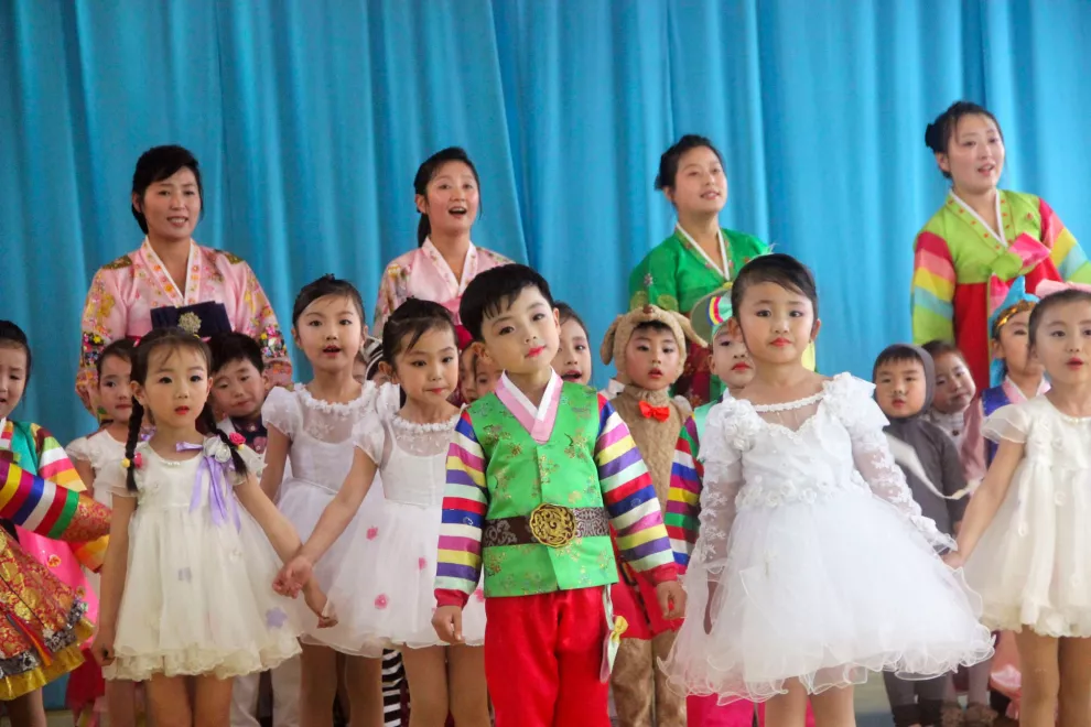 La exhibición musical en el jardín de infantes de Chongjin es abrumadora: música y danzas sin errores ni pausas.