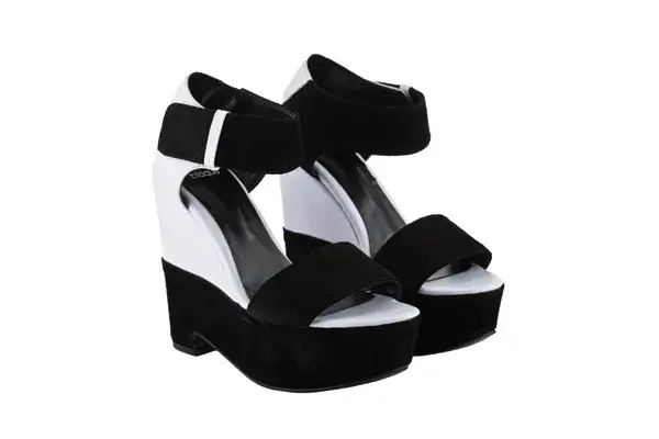 sandalias bicolor (Blaqué, $1160)