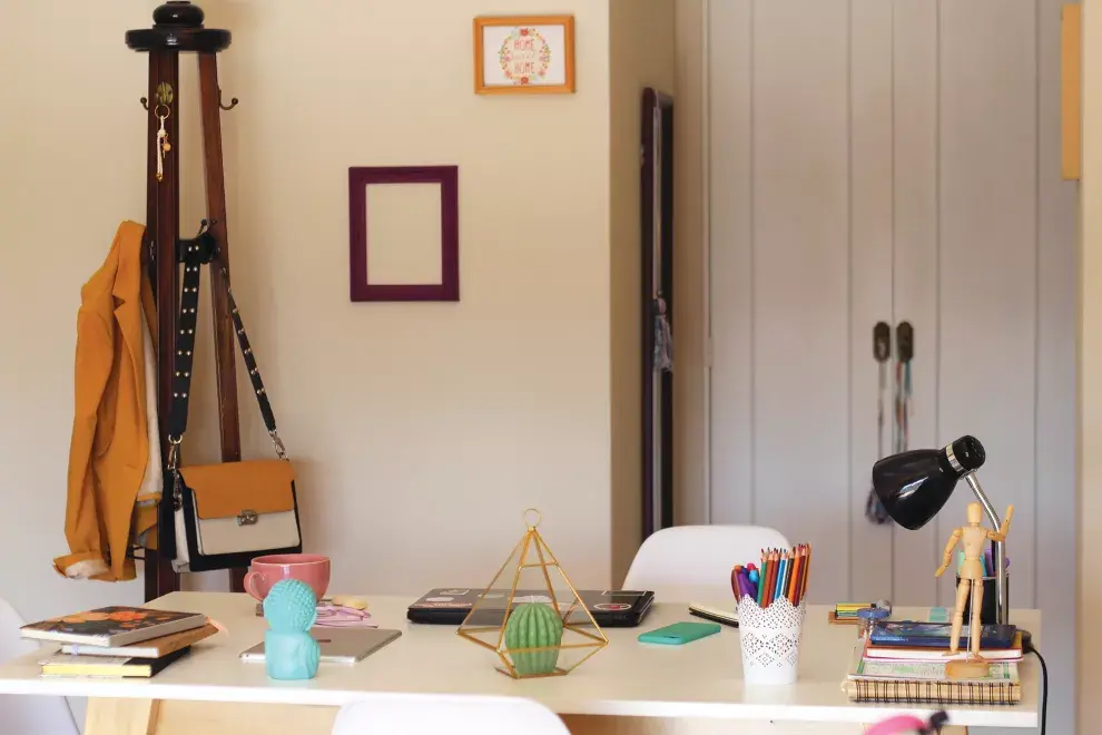 Si tuviste que armar un escritorio improvisado en la mesa del living, tratá de que sea de frente a una fuente de luz natural. 