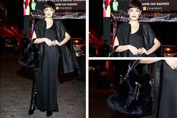 Flor Torrente también optó por el negro para ir a la fiesta de Chandón: vestido largo, un abrigo amplio, botas altas y una cartera bien invernal