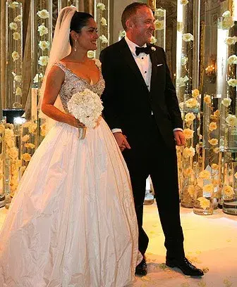 La actriz y el magnate francés, presidente y director general del grupo Pinault-Printemps-Redoute, se conocieron en 2006. El vestido que usó es de Balenciaga.