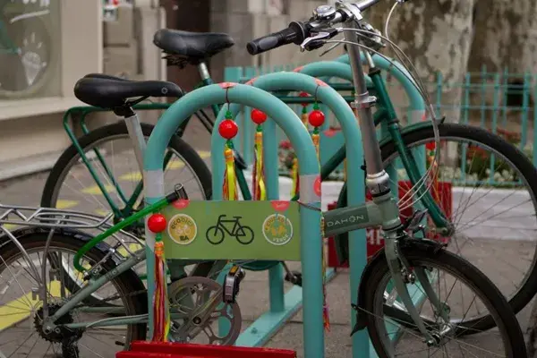 ¡Nos encantaron los bicicleteros intervenidos por Vero Alfie!