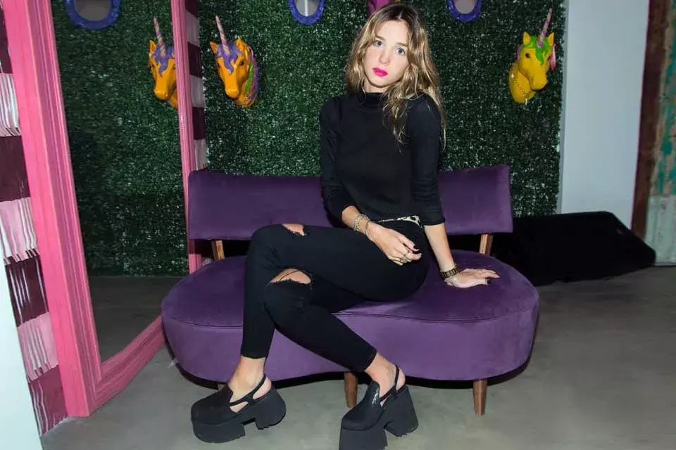 Con  look total black, Lucía Celasco salió de rotation por la noche porteña. ¡Altísimas esas plataformas!