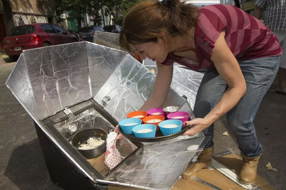 Horno solar. Carolina Truchero muestra que se pueden cocinar muffins en él.