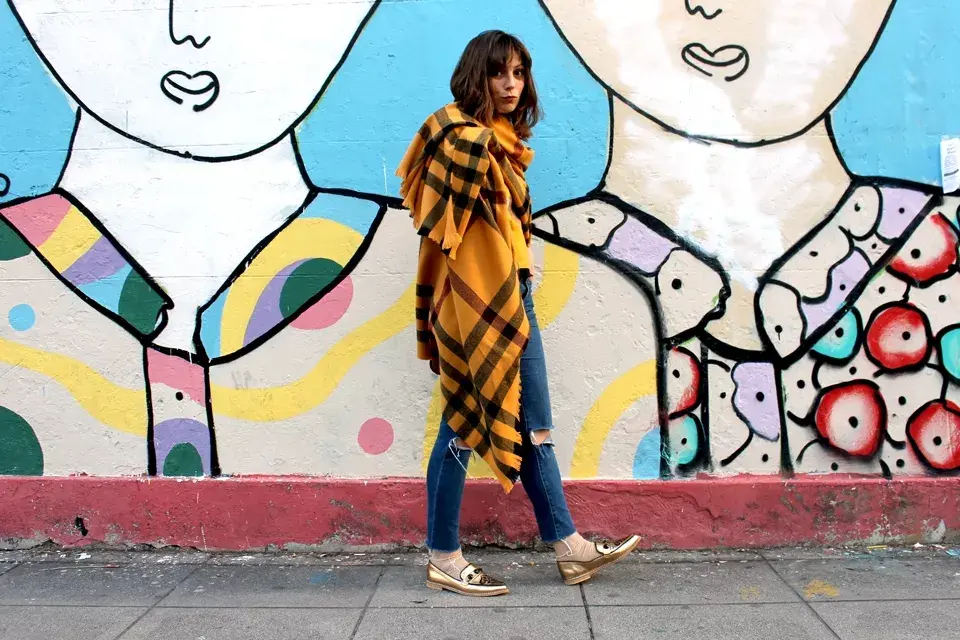 Ruana de Gypsy $670 / Remera de Chai $290 / Zapatos de Katakali $1974