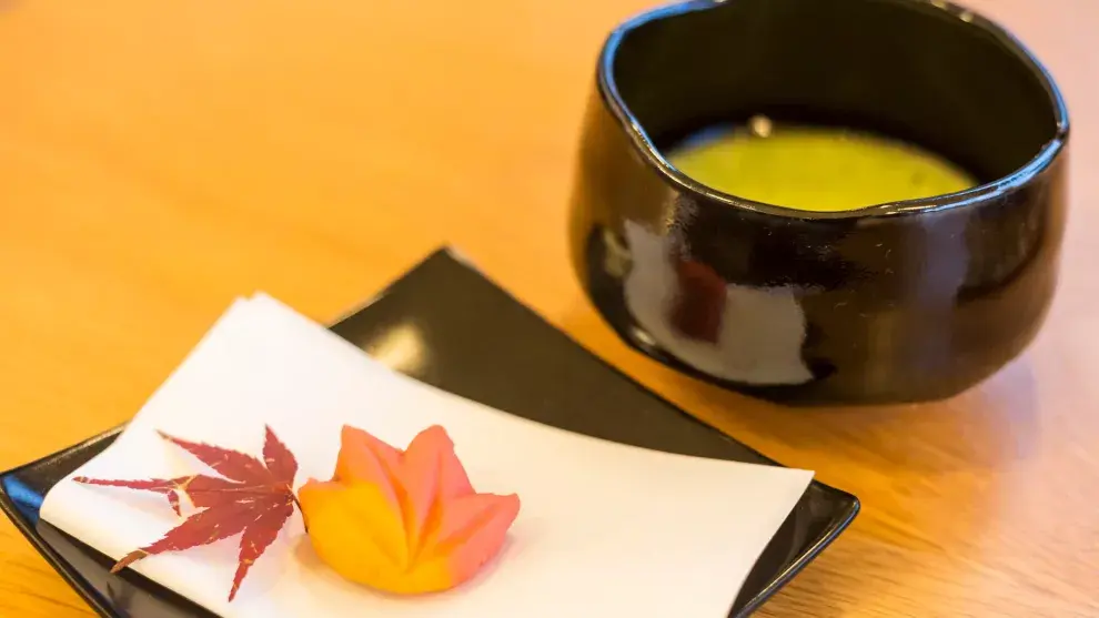 La bienvenida con un dulce y té matcha