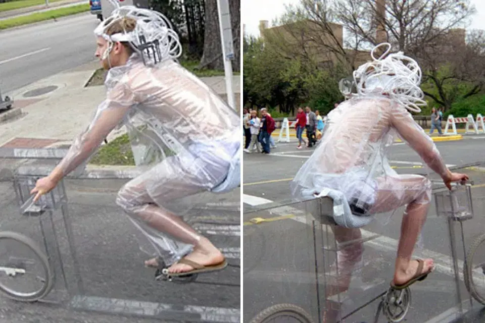 ¿Qué te parece esta bicicleta? ¿Y el ciclista con ropa transparente?