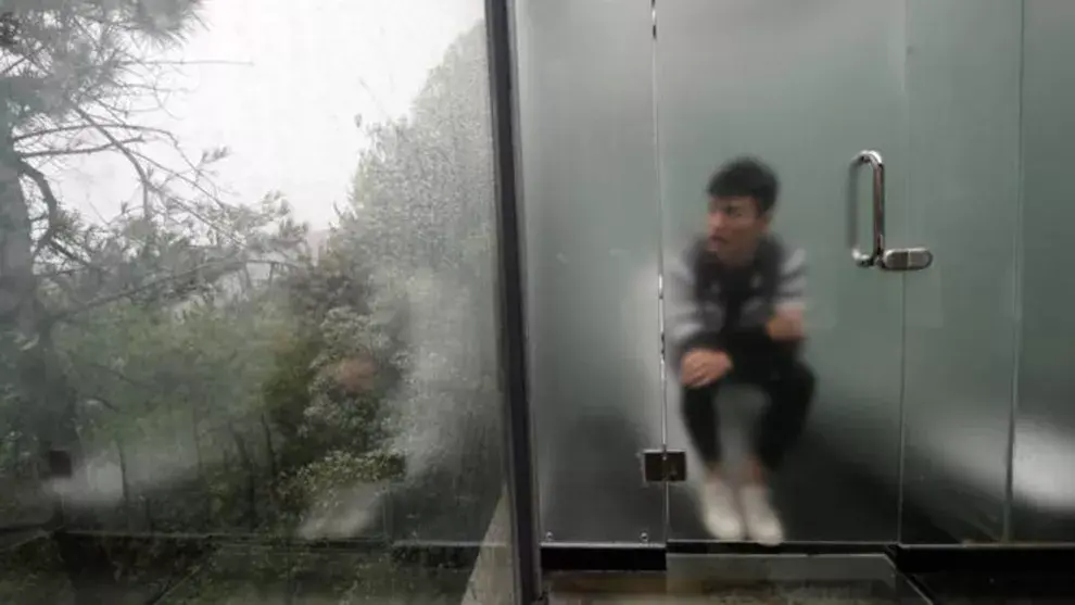 Los turistas van al baño rodeados por la naturaleza