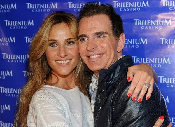 Lara Bernasconi y Jorge Ibañez, muy juntitos en el Trilenium Casino en el desfile organizado por el diseñador para el Día de la Primavera