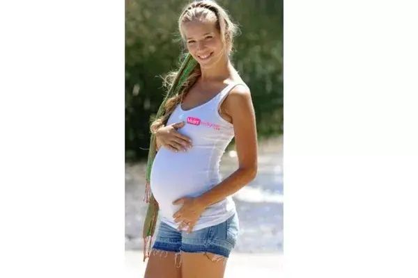 Entre las argentinas, Luisana Lopilato se mantiene en buena forma en los primeros meses de embarazo