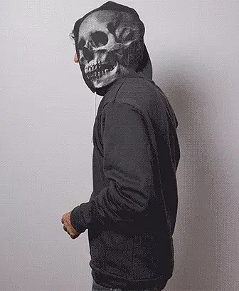 La muerte te sienta bien. Calavera, también en violeta y rojo.