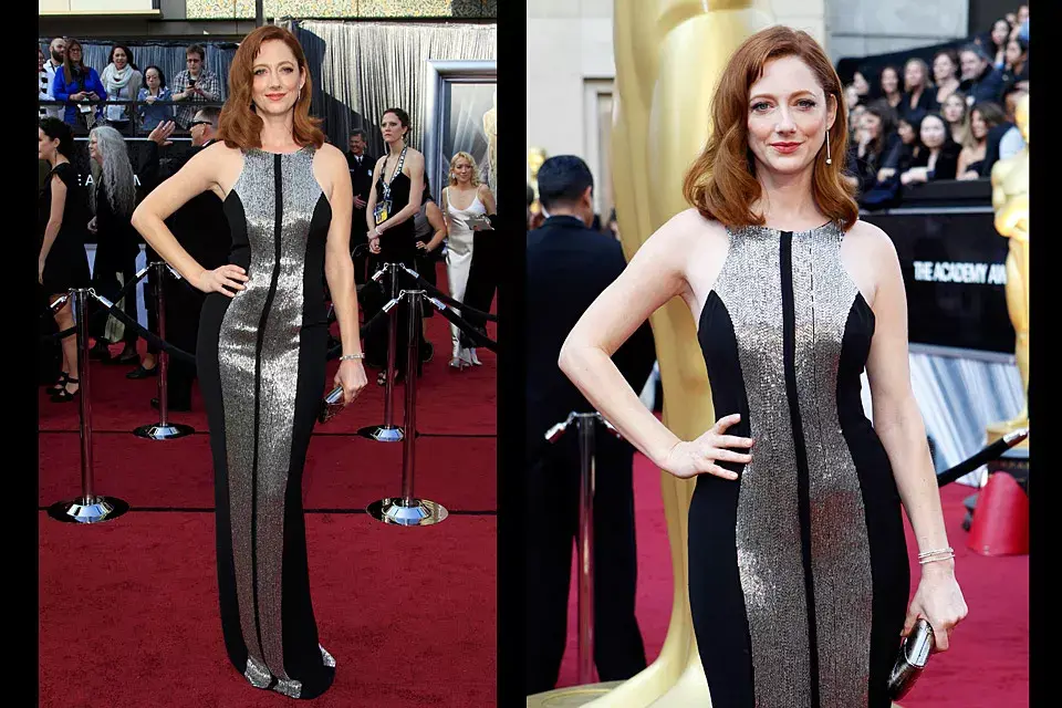 Muy canchera, Judy Greer eligió un vestido de Monique Lhuillier en negro y plateado en un diseño que estiliza la figura