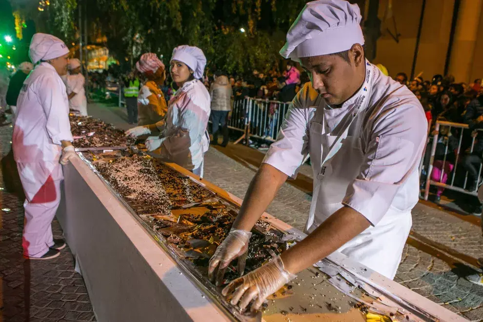 Los chocolateros se preparan para elaborar una gran barra de 200 metros