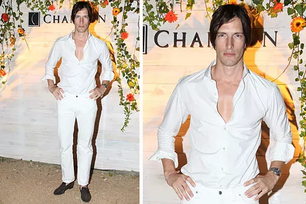 Iván de Pineda, con pantalón, camisa y mocasines marrones, al llegar a la fiesta de Chandon