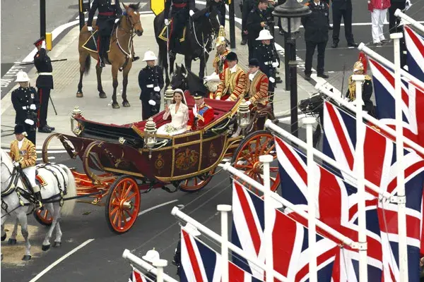 Miles de personas siguieron atentas el recorrido de la carroza real