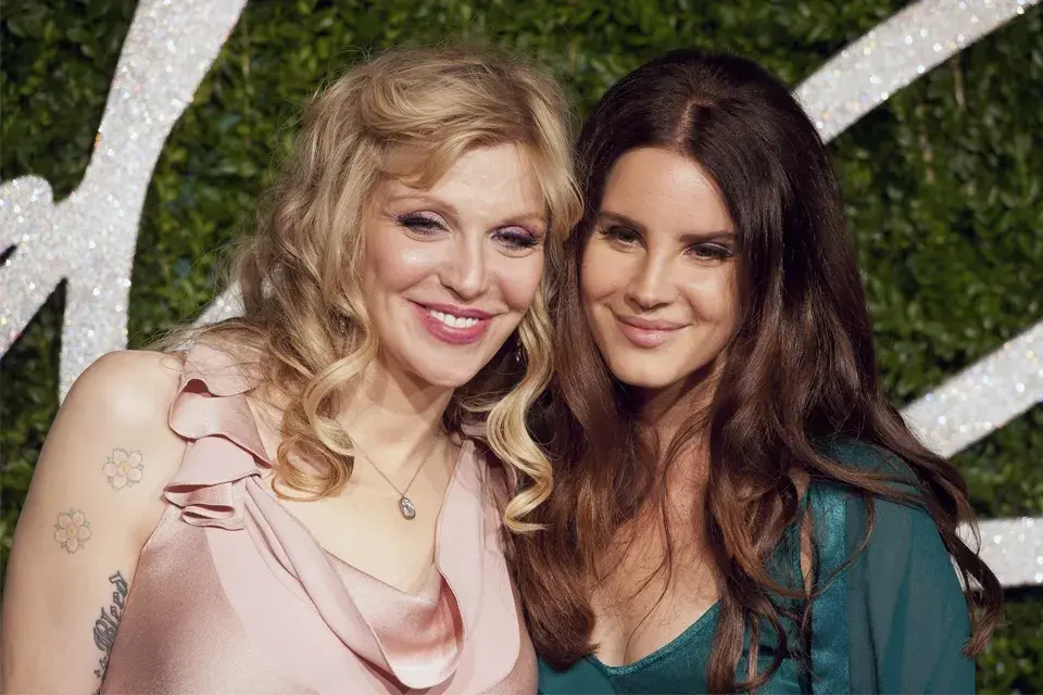 Courtney Love y Lana del Rey eligieron llevar el pelo bien ondulado. Courtney se maquilló con tonos rosados, mientras que Lana eligió los neutros