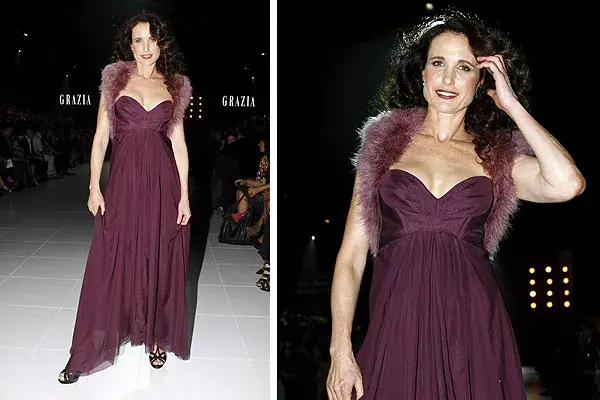 Andie MacDowell, con un vestido con escote corazón y corte princesa en color bordo