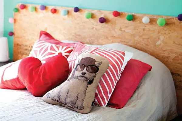 La cama tiene el respaldo hecho por los dueños de casa y está decorada con lucecitas