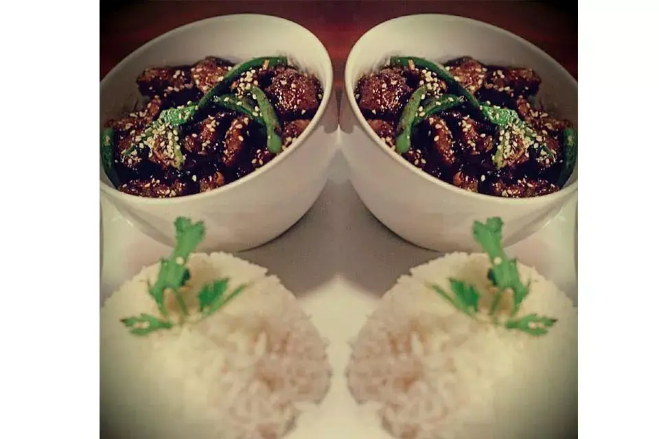 Wok de carne, morrón verde y verdeo en salsa de soja y azúcar negra, acompañado con arroz blanco