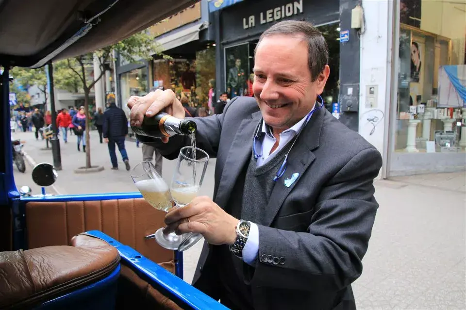 Cristián Delaporte: chofer, guía y dueño de Antique Tour, que ofrece paseos en cuatro autos antiguos
