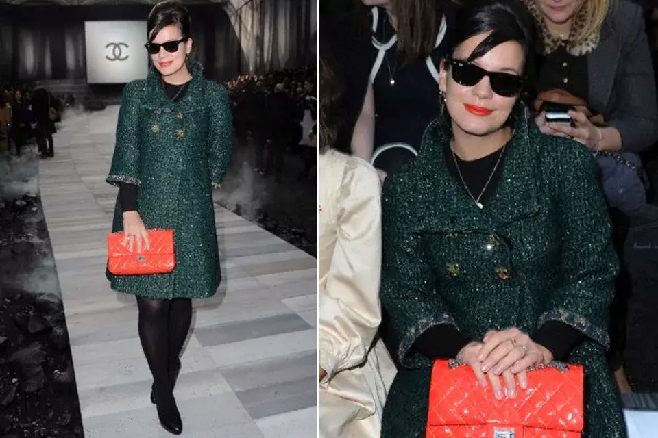 Lily Allen, otra fiel amante de Chanel, no se pierde ni un desfile. ¡Qué bien le queda esa combinación de colores! Amamos esa carterita