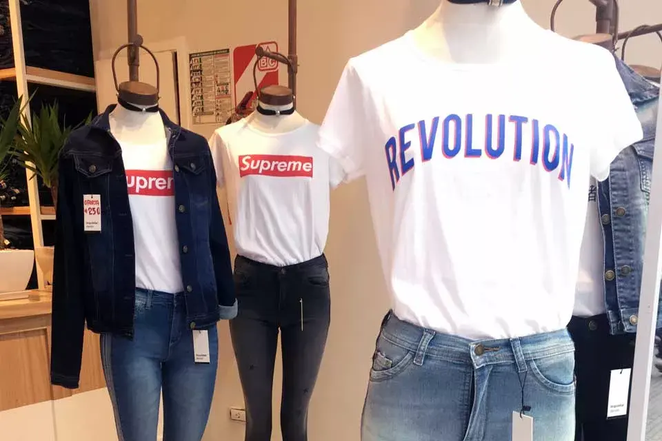 Las remeras con inscripciones de Inquieta.