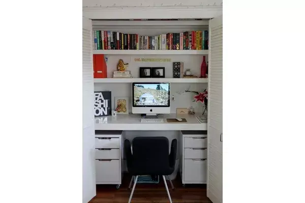 Todo en una: estantes, cajonera, computadora y biblioteca, ¡no le falta nada!