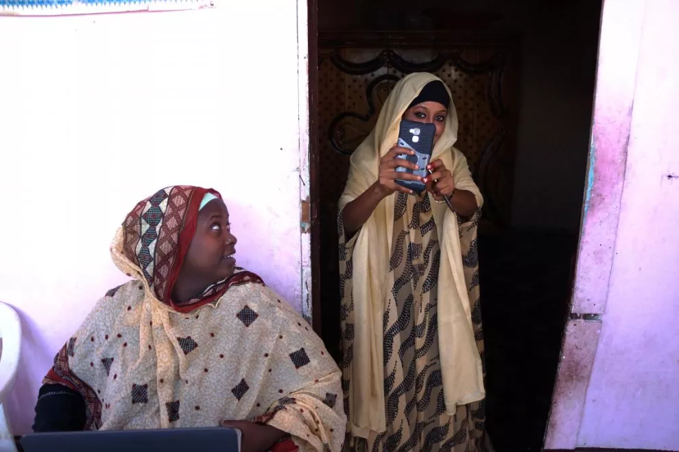 Mariam Kako (izquierda) nació en Arhiba, un suburbio de la ciudad de Djibouti, en África; con solo cinco años fue sometida a la mutilación genital femenina.