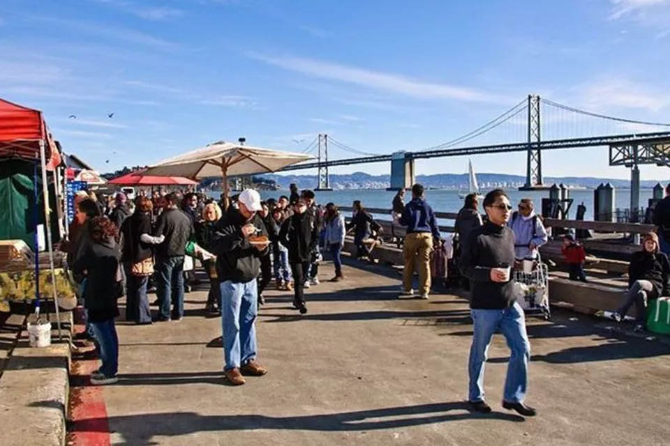 Como su propio nombre lo indica es una estación de ferry, un embarcadero, un mercado y un edificio de oficinas