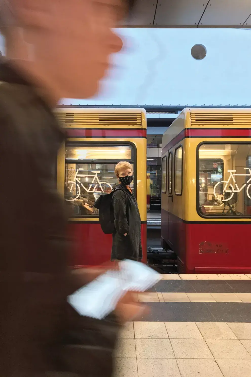 A pesar de las libertades, todavía tenemos que salir con barbijos para el transporte público y para entrar a los negocios. 