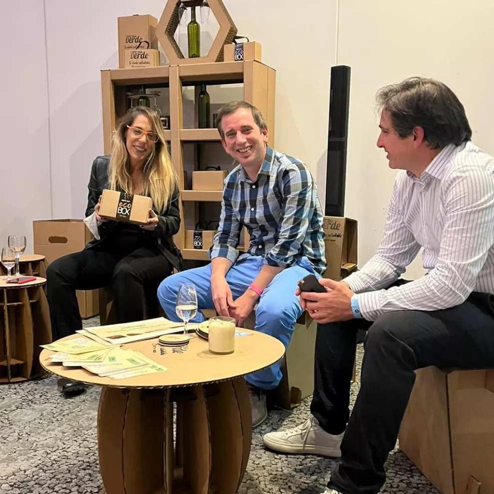 Carolina y Hernán Beneventana, junto a Matías Alonso, tres de los creadores de "Universo de cartón", en un evento donde llevaron su línea de muebles sustentables