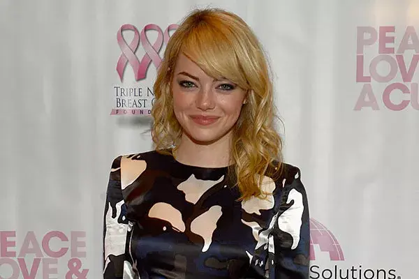 Bien rubia, Emma Stone optó por peinarse con ondas y el flequillo hacia un costado