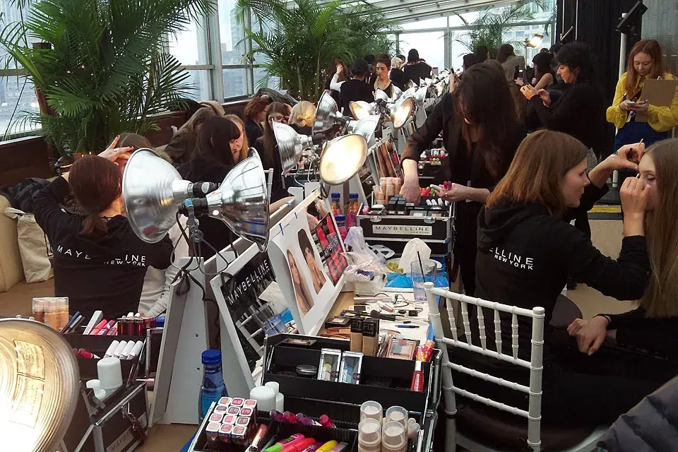 Las maquilladoras de Maybelline New York a full en el backstage del desfile de Rachel Zoe