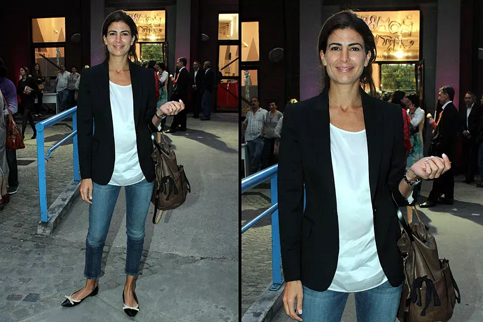 Juliana Awada no quiso perderse Buenos Aires Photo. Siempre clásica, pero canchera, eligió jeans chupín tipo pescador, blazer negro y una remera blanca satinada. Las chatitas, ¡divinas!