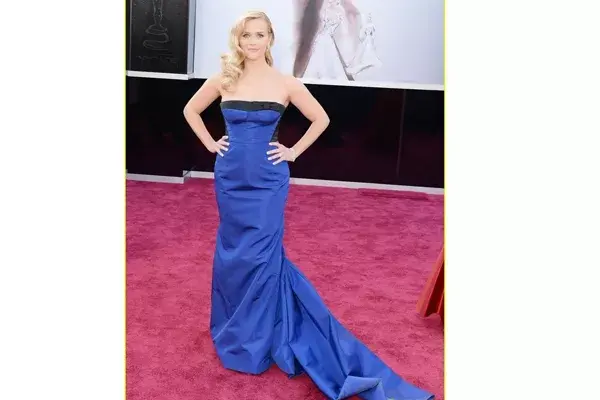 Reese Witherspoon en la red carpet, vestido escote palabra de honor y gran cola. ¿Qué opinás de su look?