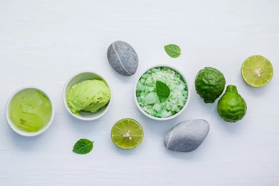 Exfoliante casero con limón y azúcar. En esta versión se le agregó palta para hidratar la piel