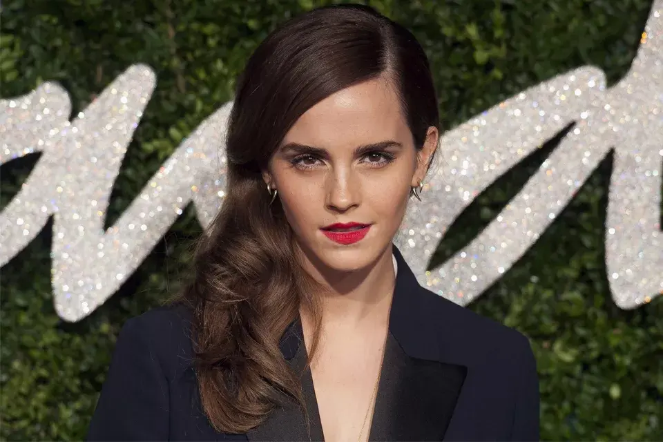 Emma Watson, premiada como Ícono del estilo británico, se peinó con ondas suaves y el pelo tirado hacia un costado. Puso el acento en los labios rojos y en los aritos de estilo punk
