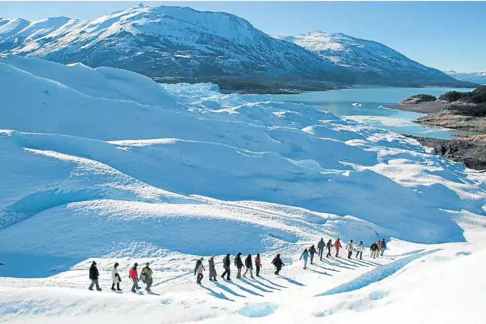 El Perito Moreno, la imponente masa de hielo que turistas de todo el mundo quieren conocer